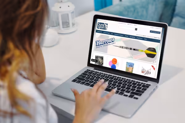 Bilde av sunesport.no vist på bærbar PC, med lenke til referanseside.